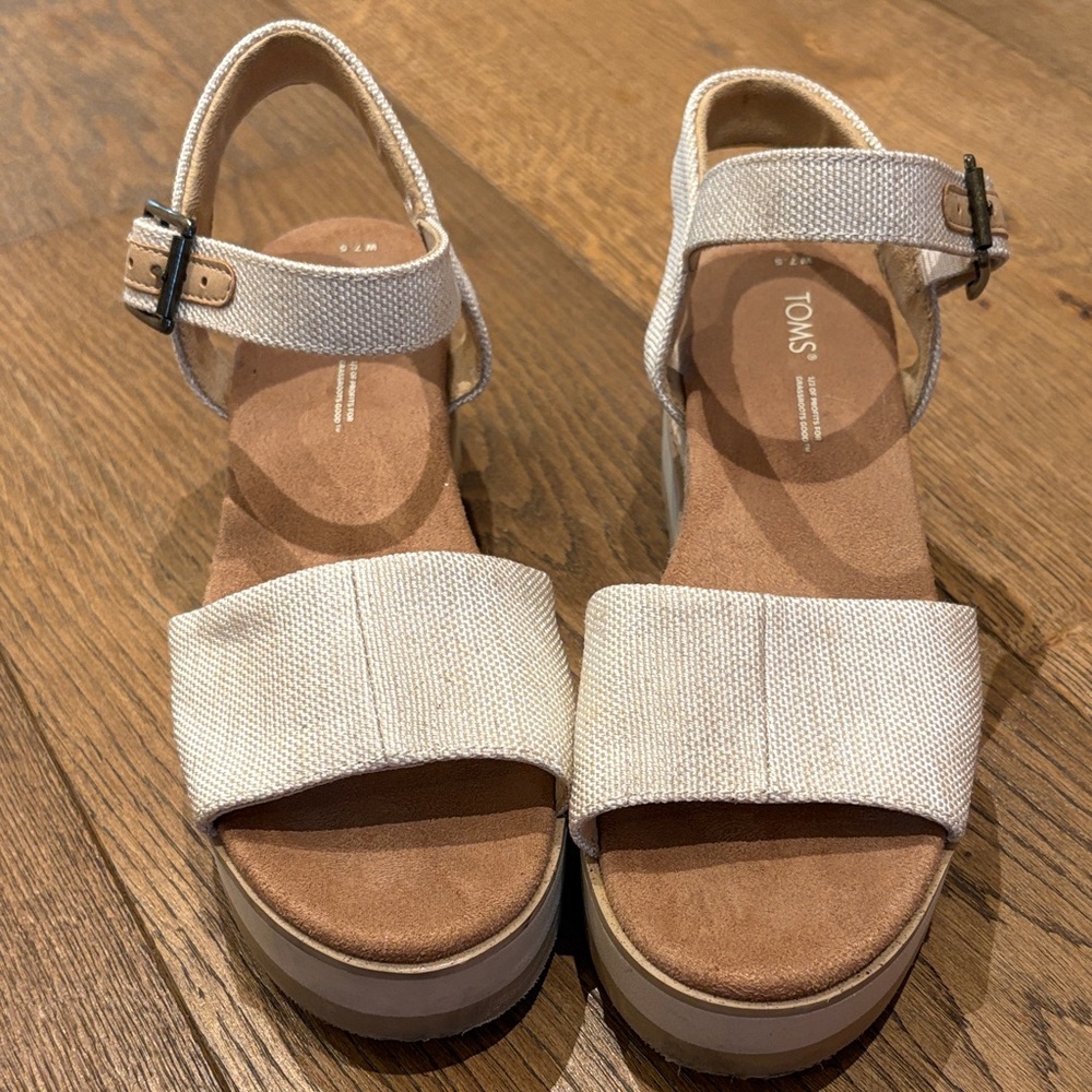 TOMS Women's Tan and Cream Sandals